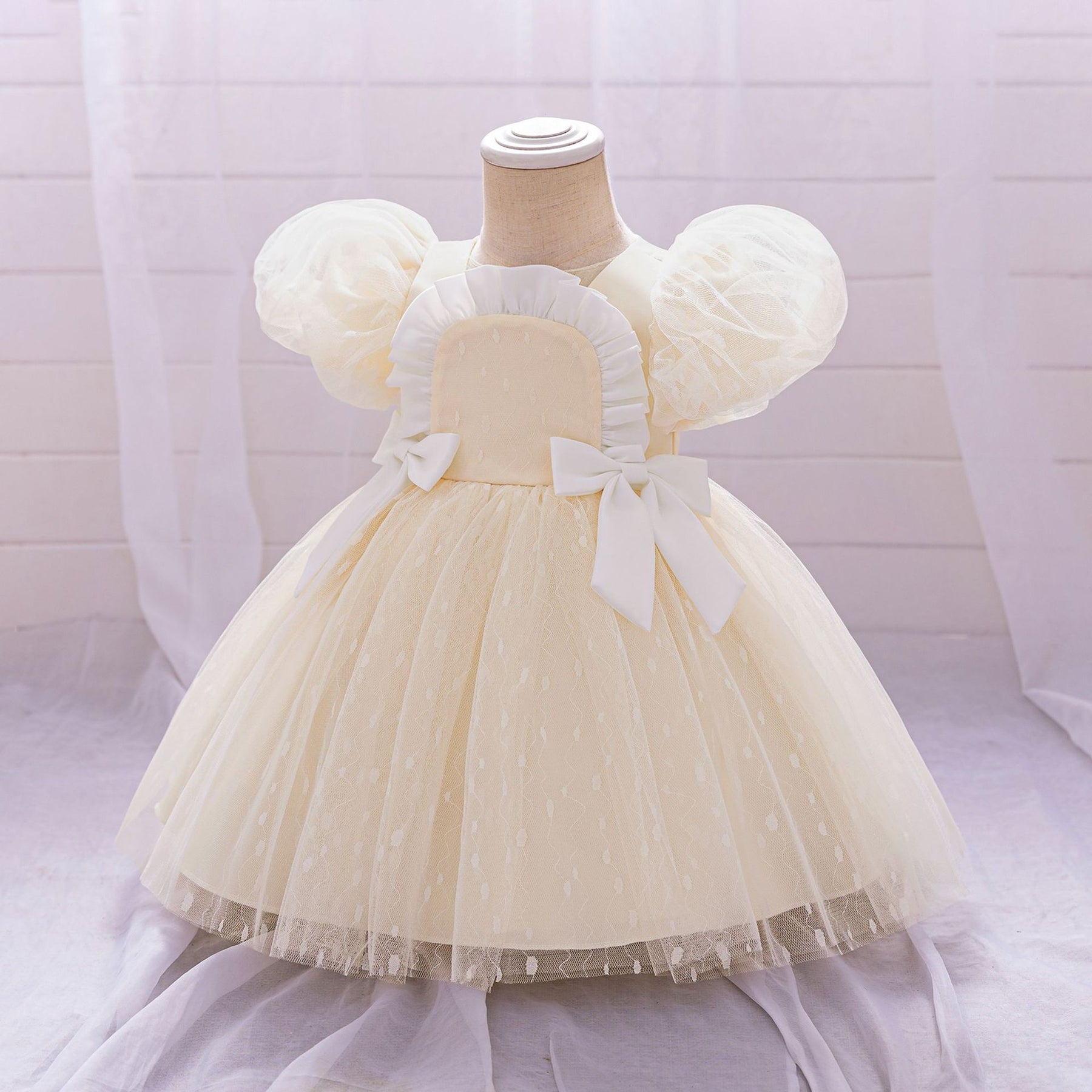 Rochie cu detalii Sabell Crem